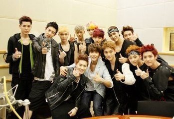 EXO最新全體照，星光閃耀的歷程回顧，最新圖片全展現