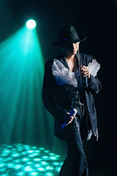 王源2024最新圖片揭秘,小巷中的隱藏寶藏,令人驚艷!