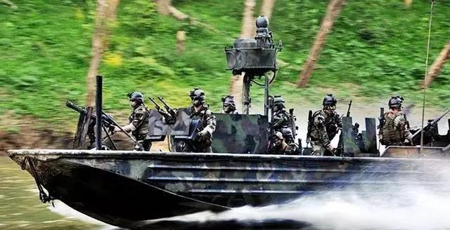 中國(guó)最新內(nèi)河戰(zhàn)斗艇，科技強(qiáng)軍的新銳力量亮相水面