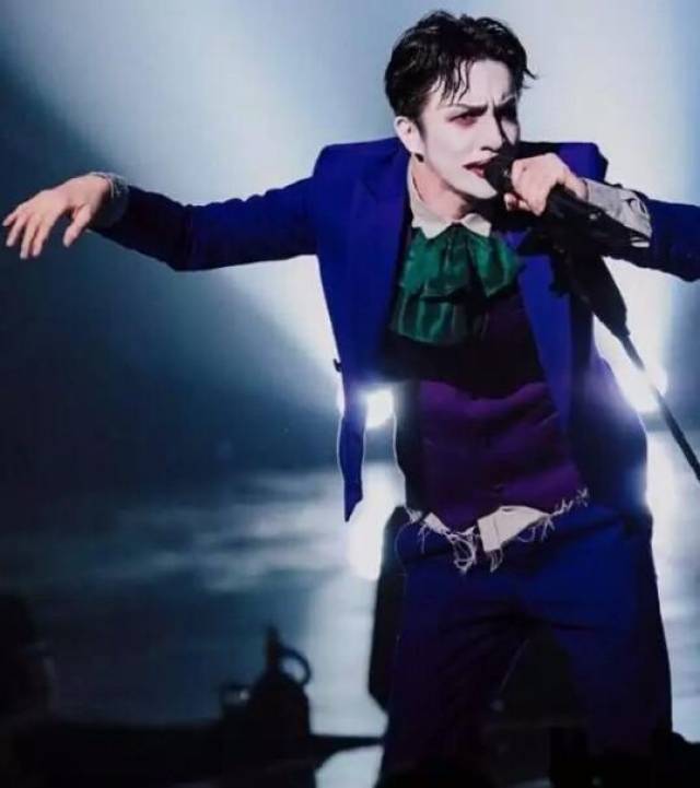 薛之謙最新帥照展現音樂才子魅力與時尚風采