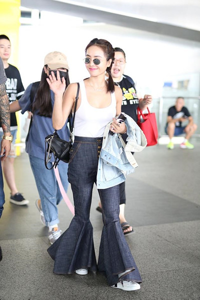 明星喇叭褲最新街拍，科技潮流的極致風尚展示