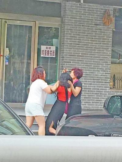 最新小三被扒褲子圖引發社會熱議，揭示背后的真相與反思社會現象