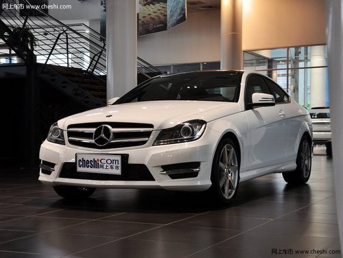 奔馳C180最新款，愛的旅程與溫馨陪伴的日常