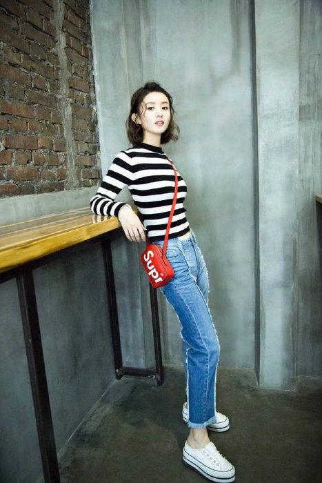 趙麗穎最新機場照揭秘，偶遇小巷特色小店