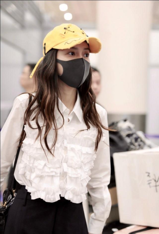 楊穎最新機場照亮相,時尚穿搭步驟指南