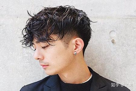 最新卷發(fā)男時尚風潮席卷，魅力造型引領(lǐng)潮流??
