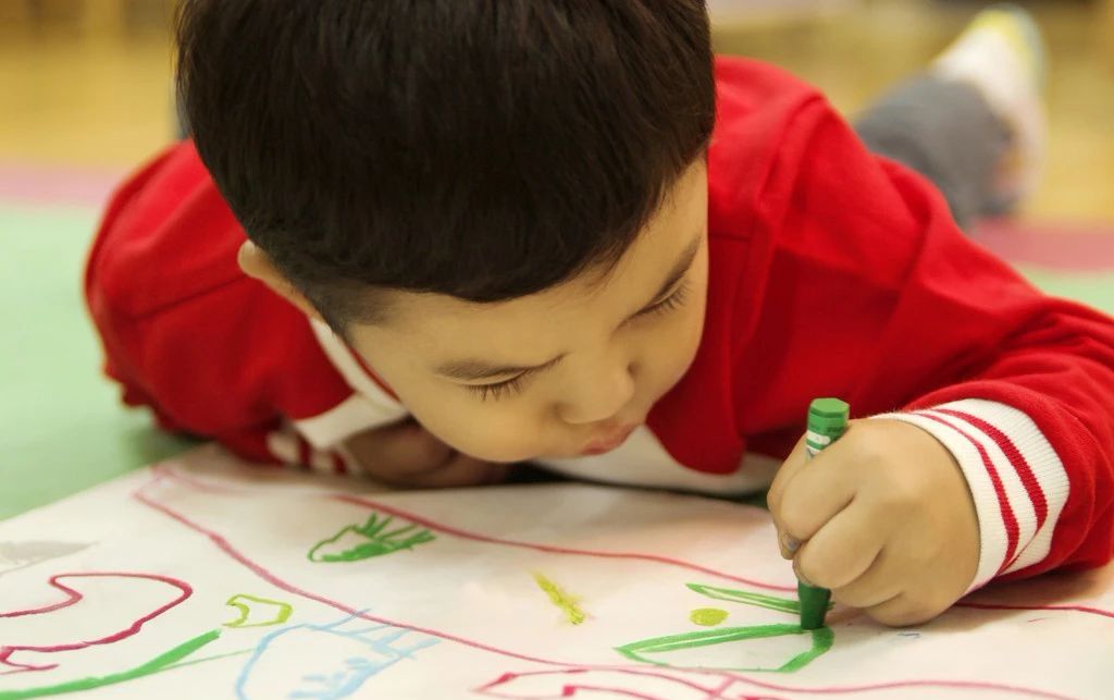 寶寶最新畫作揭秘，小巷深處的色彩樂園