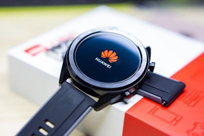 華為最新穿戴科技,小巷中的時尚秘境探索