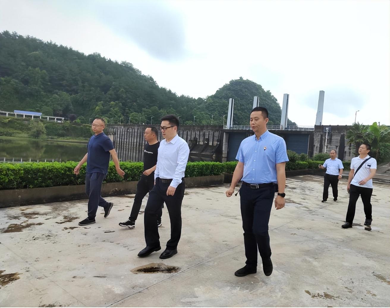 貴州大巴沖進水庫緊急報道，最新前方消息！