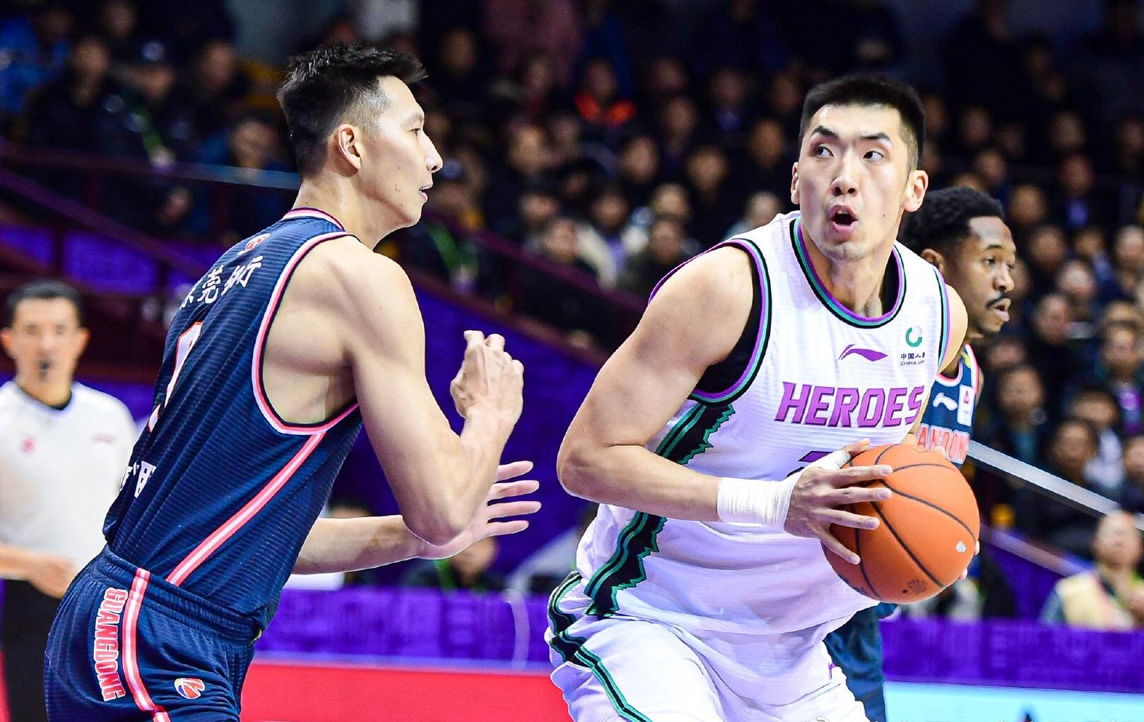 易建聯(lián)展現(xiàn)籃球巨星的力量與技巧，最新隔扣驚艷瞬間