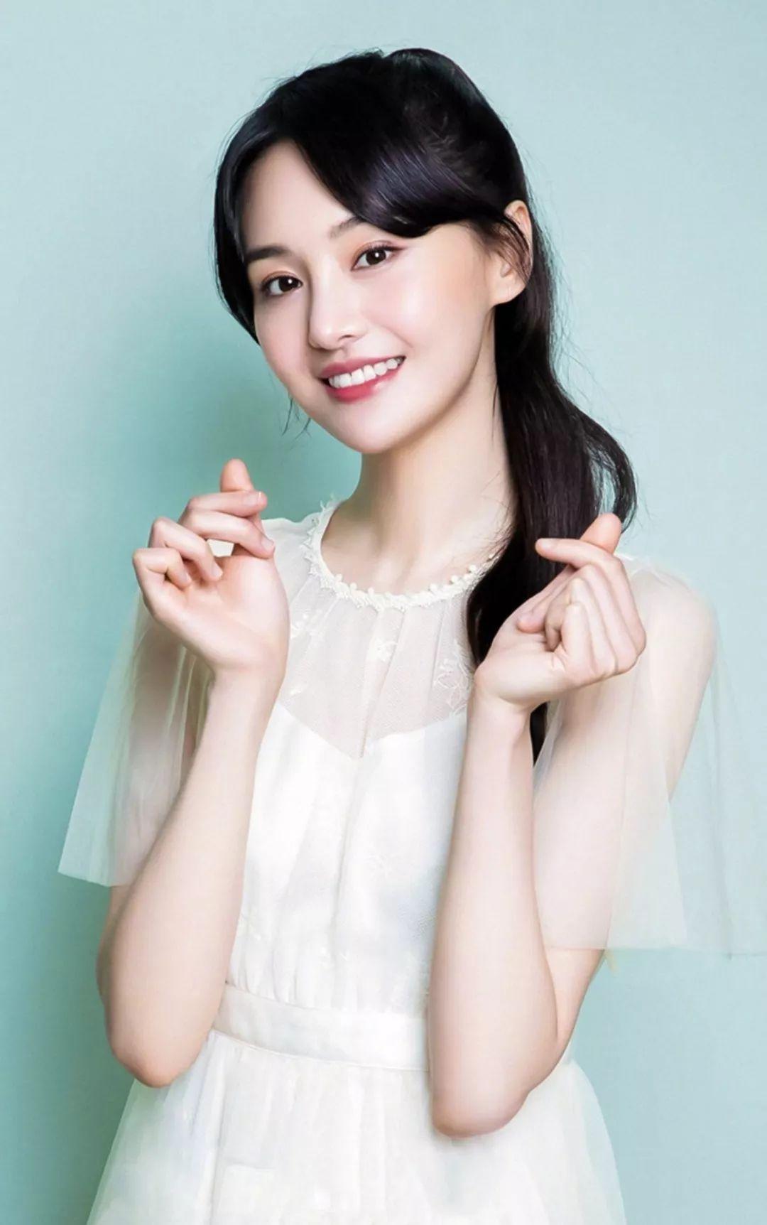 王一博最新雜志揭秘，小巷中的璀璨明珠