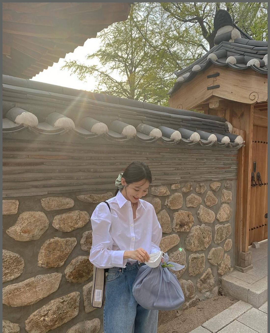 姜敏京最新穿搭，時(shí)尚、友情交織的溫馨風(fēng)采