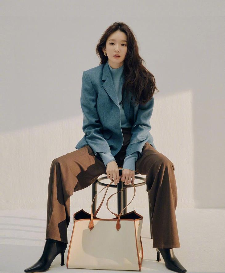 姜敏京最新穿搭,時尚、友情交織的溫馨風采