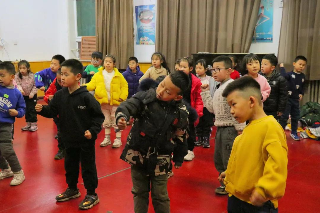 跳繩比賽的歡樂與友情紐帶，躍動的激情與團結的力量