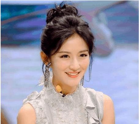 張杰近期照片，小巷深處的音樂韻味與獨特風采