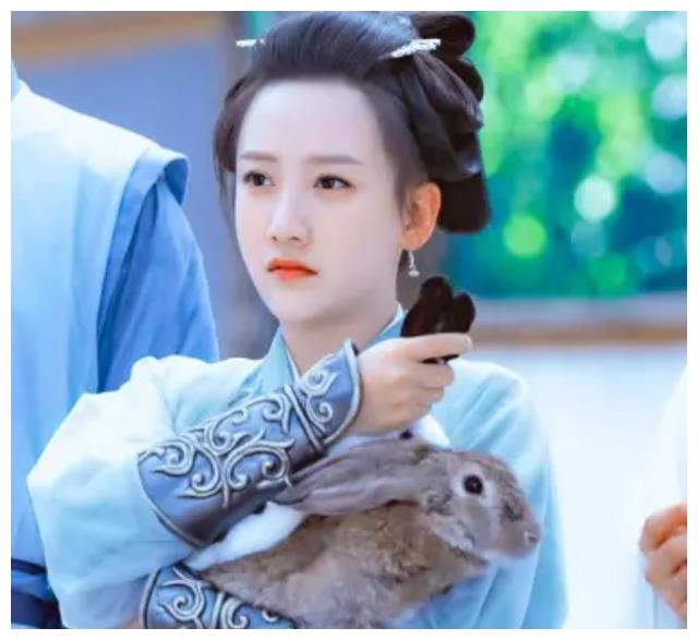 林七，從舞臺到銀幕的璀璨演藝之旅