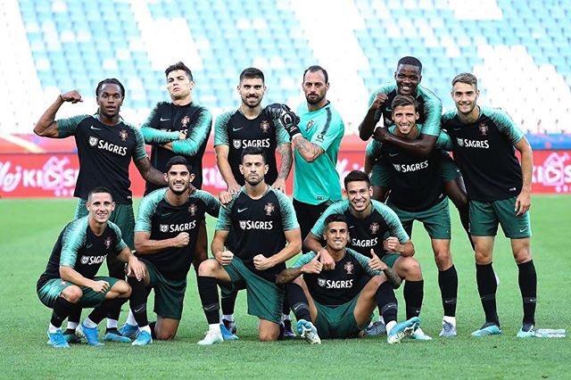 C羅賽場風采與小巷中的美食奇緣，熱血激情與隱藏的美食瑰寶