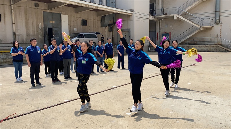 拔河比賽裁判手勢揭秘，自然美景下的競技之旅