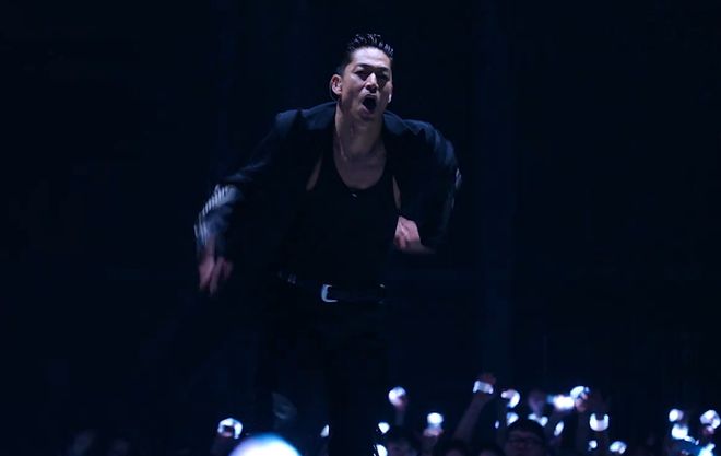 男生賈里,舞臺明星的閃耀與爭議之路