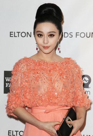 時尚展示與自我表達(dá)的藝術(shù)指南，明星露胸背后的故事與啟示