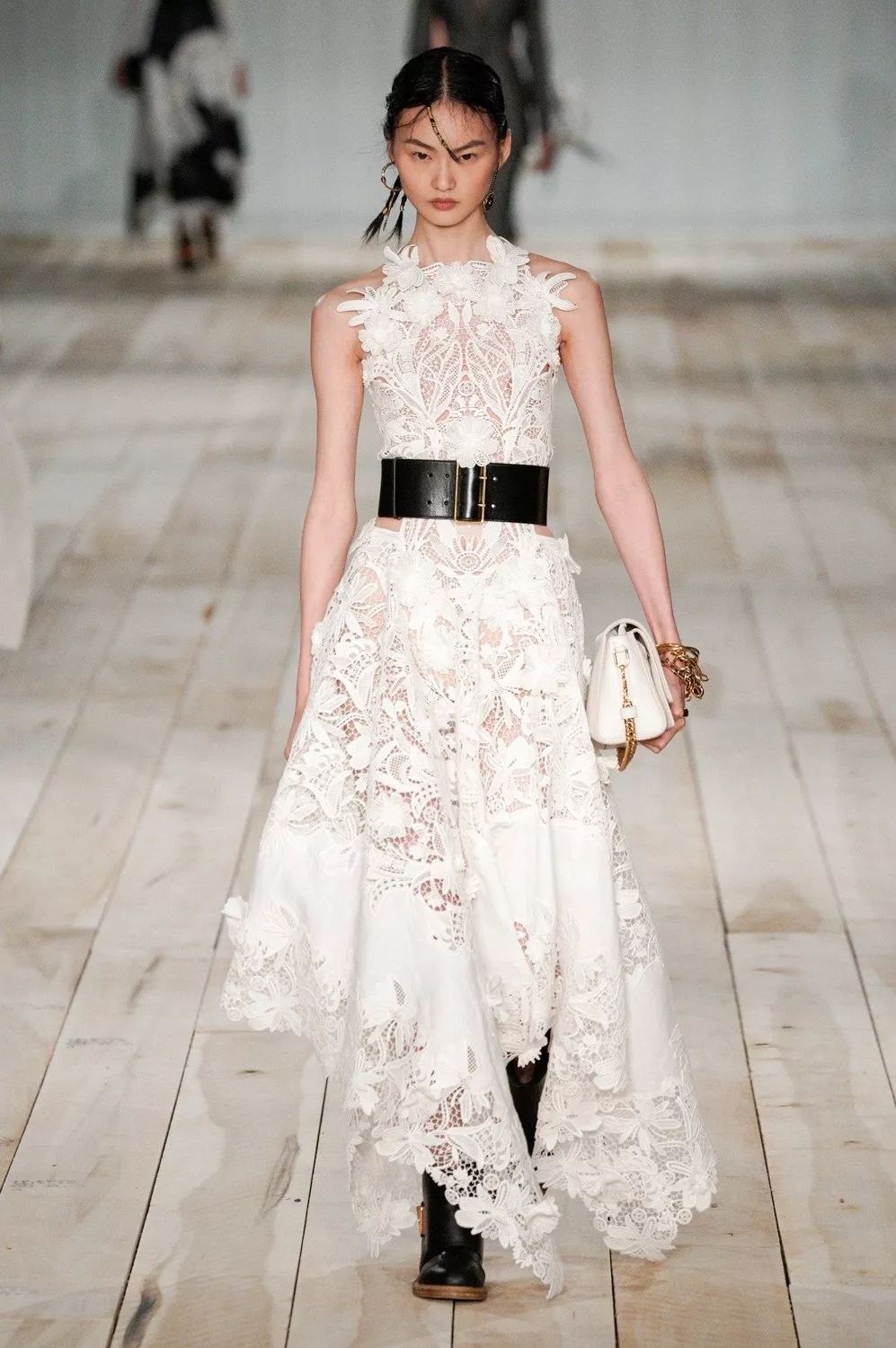 最新時裝秀盤點,時尚潮流的演變與觀點碰撞,潮流趨勢大揭秘