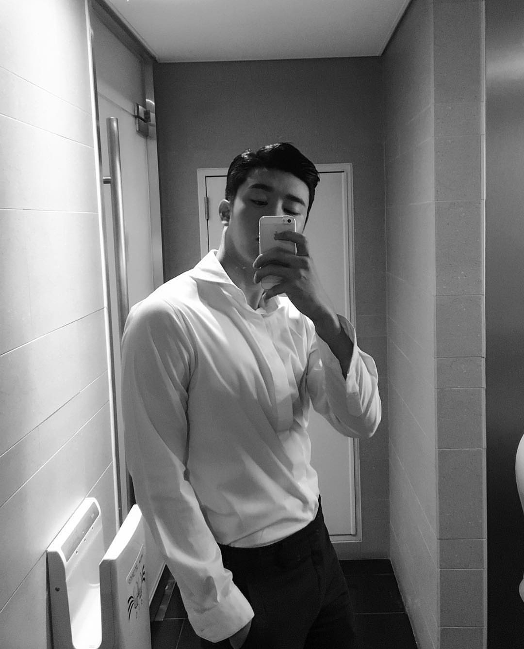 韓國演員金權與隱藏小巷的特色小店奇遇