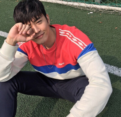 韓國演員金權與隱藏小巷的特色小店奇遇