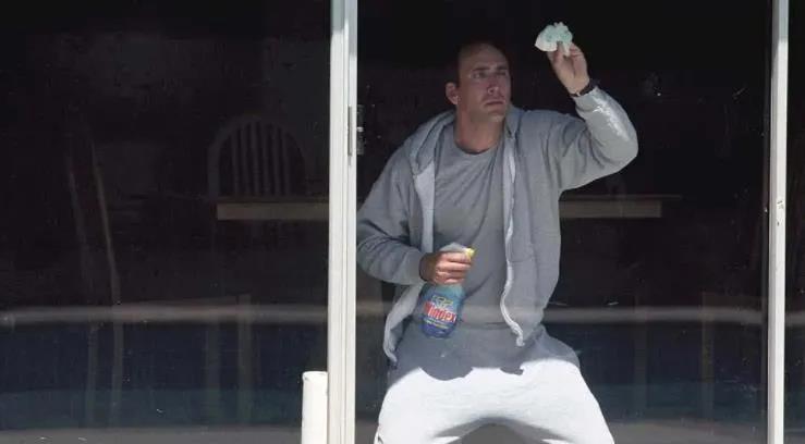 英國脫口秀演員探尋小巷中的寶藏，隱藏的寶藏與幽默之旅