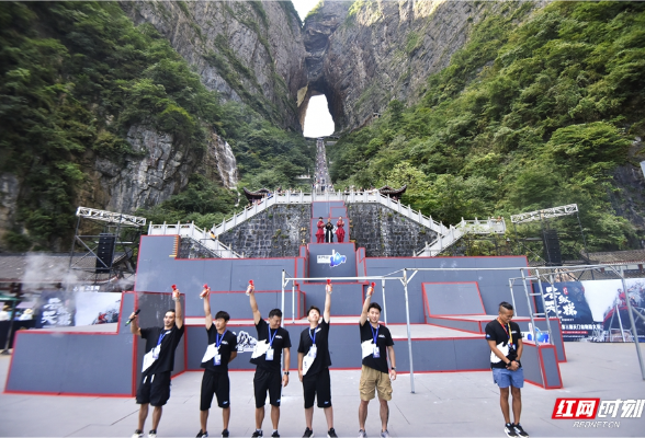 張家界天門山酷跑比賽，挑戰極限，速度與激情的體驗！