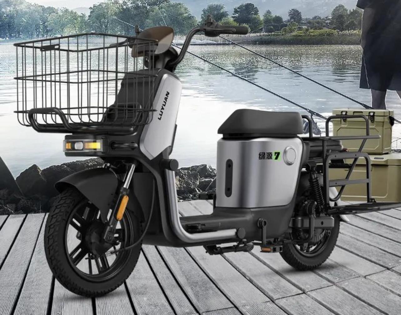 綠源新款電動(dòng)車(chē)圖片揭秘，小巷中的隱藏寶藏，探索未知魅力新境界！