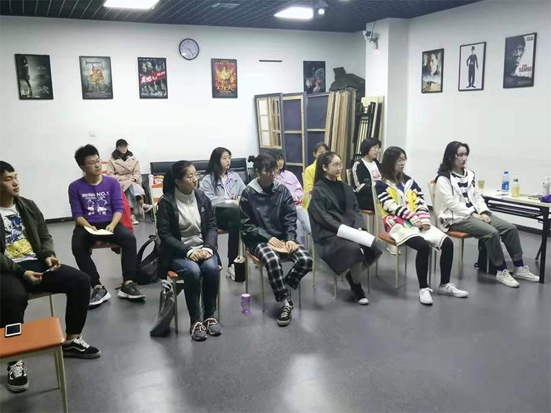 演員培訓(xùn)學(xué)校，完成演員技能學(xué)習(xí)的步驟指南