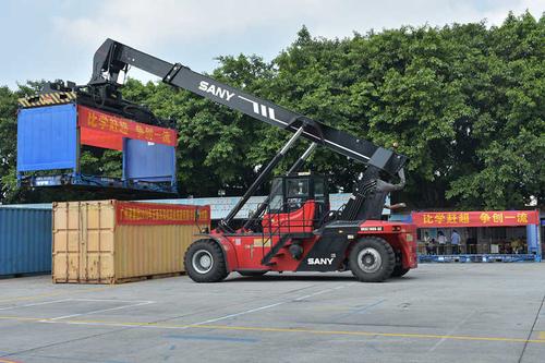 正面吊司機最新招聘啟事，駕馭挑戰(zhàn)，成就無限未來夢想！