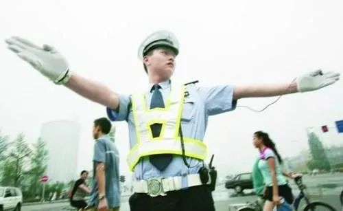 最新交警手勢順口溜解讀，輕松科普，輕松記憶