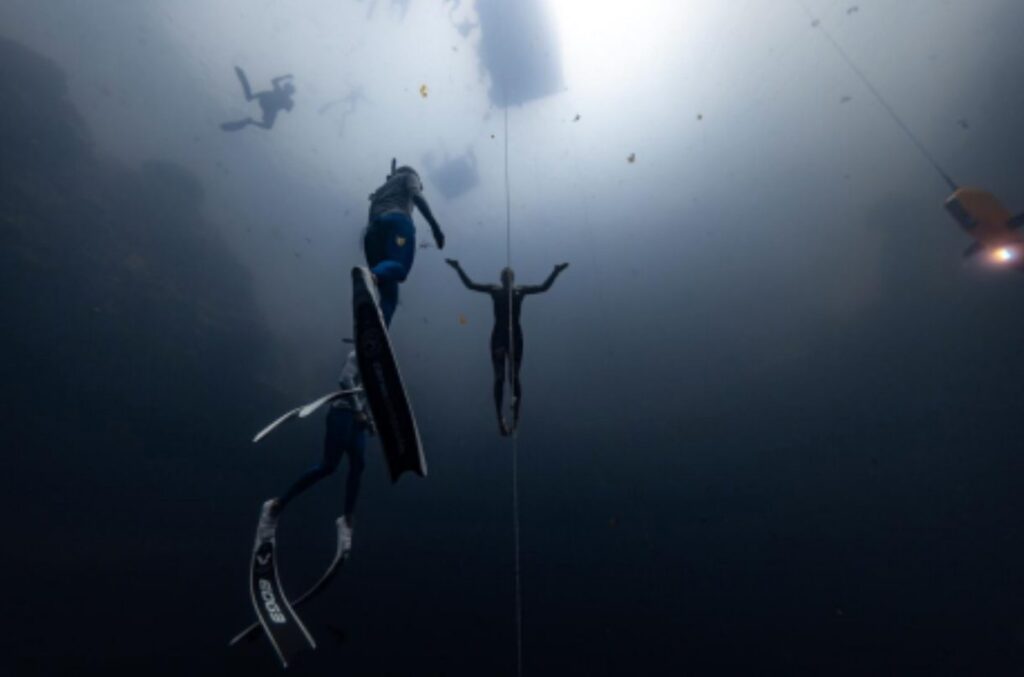 自由潛水最新世界紀錄,深海奇趣之旅與友情之力的挑戰