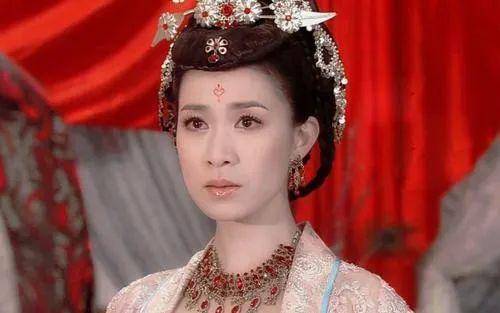 佘詩曼最新古裝,展現自信與成就感的華麗轉身