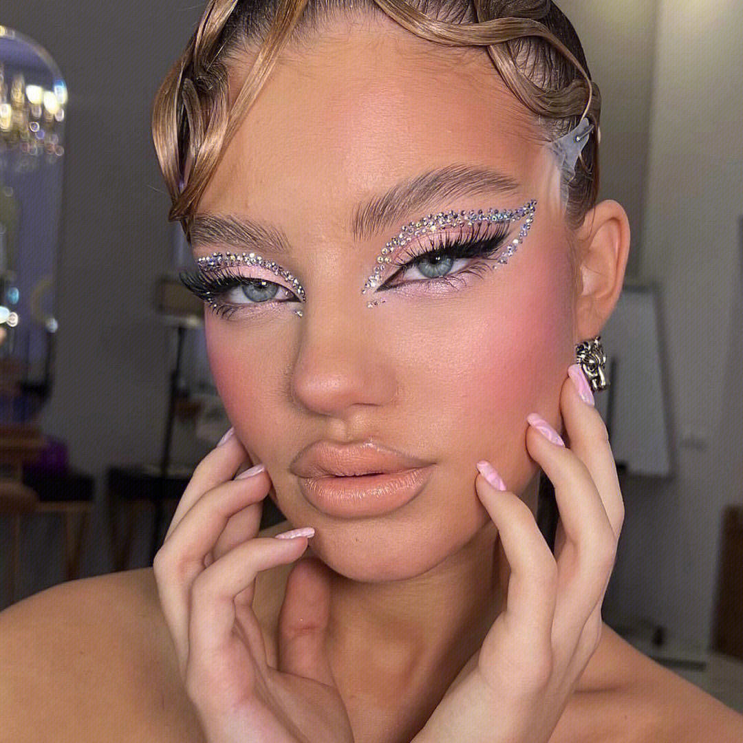 歐美妝最新趨勢,科技重塑美妝魅力,未來妝容體驗前所未有