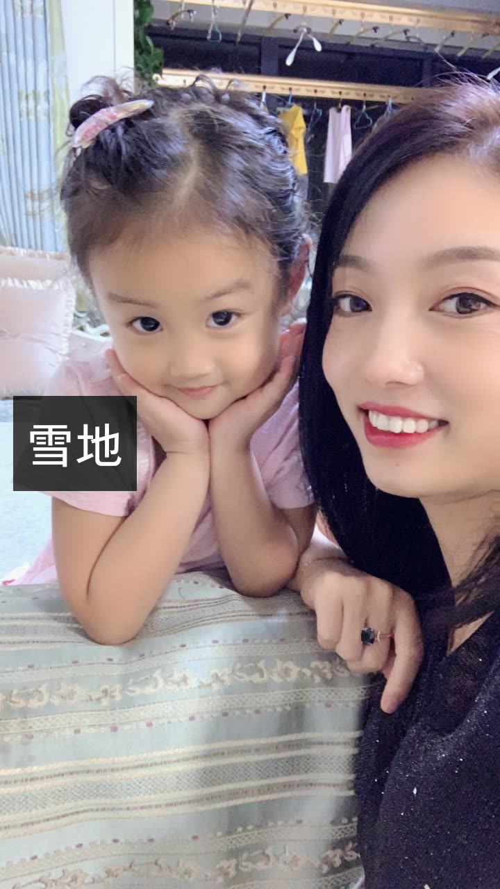 胖依依最新時尚潮流下的逆襲之路風采展示