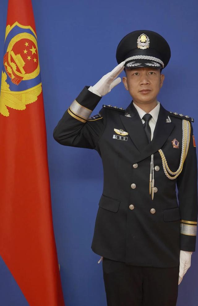 警禮服最新潮流，科技與傳統(tǒng)交融展現(xiàn)未來風采