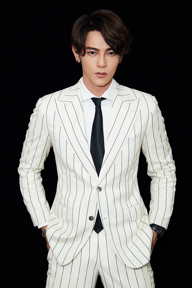 小巷深處的時尚秘境，最新白色西裝展示時尚風采