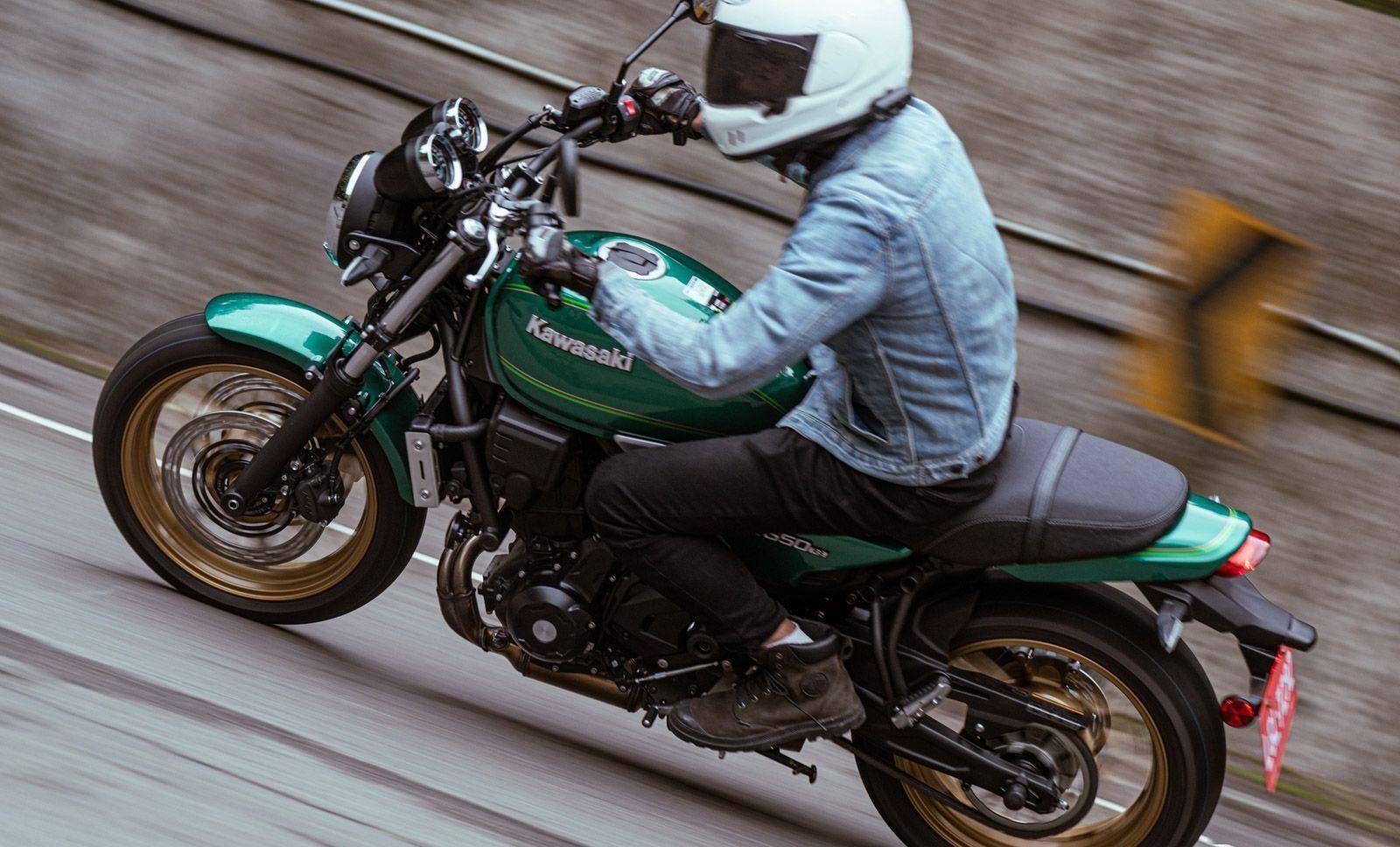 川崎最新款復古車型，自然美景的探險之旅