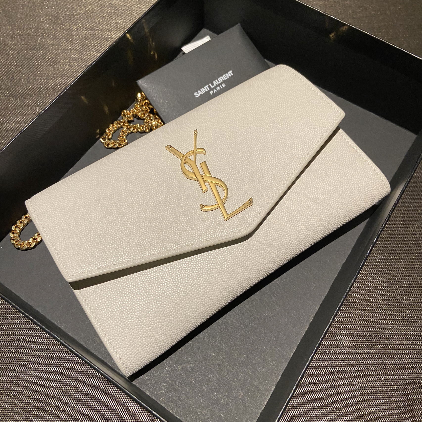YSL信封包最新款,小巷時尚秘境的探秘之旅
