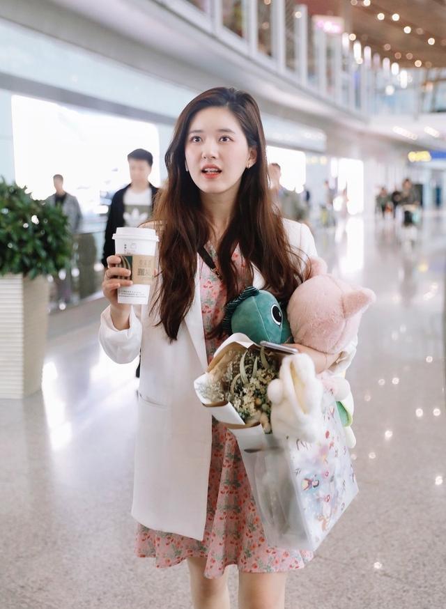 趙露思機場最新動態,偶遇特色小店,今日驚喜連連