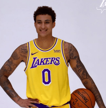 時代之光下的籃球新星,湖人隊庫茲馬最新照片曝光