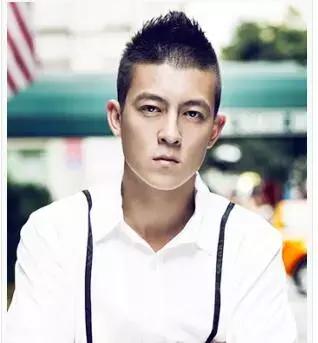 最新發型圖男,小巷深處的時尚風采