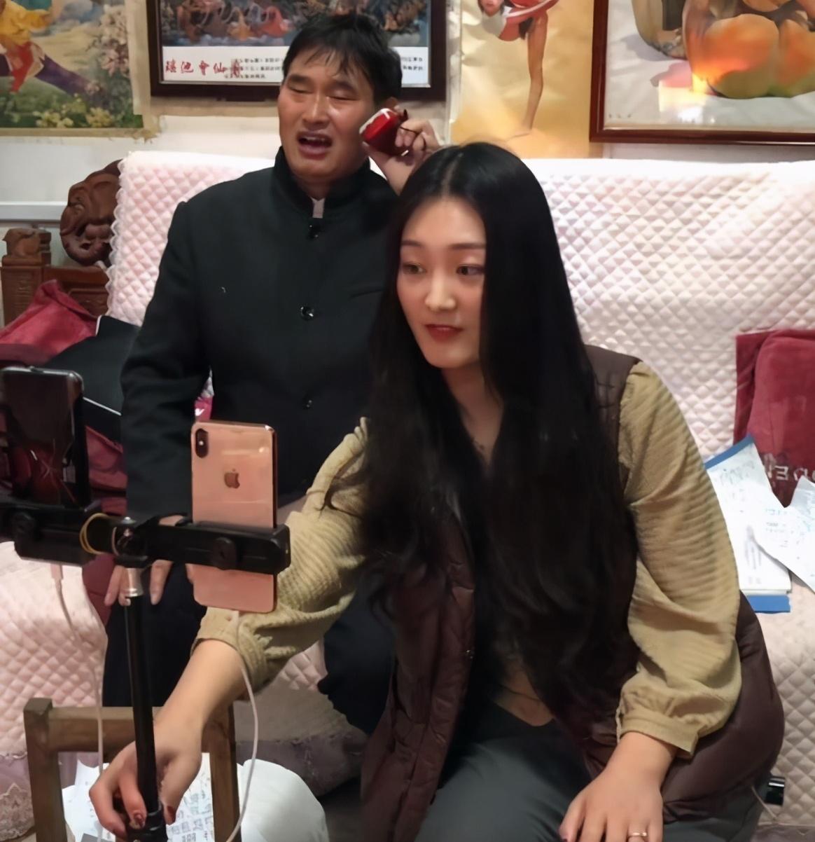 大衣哥兒子媳婦最新直播,甜蜜生活揭秘與粉絲分享時刻!