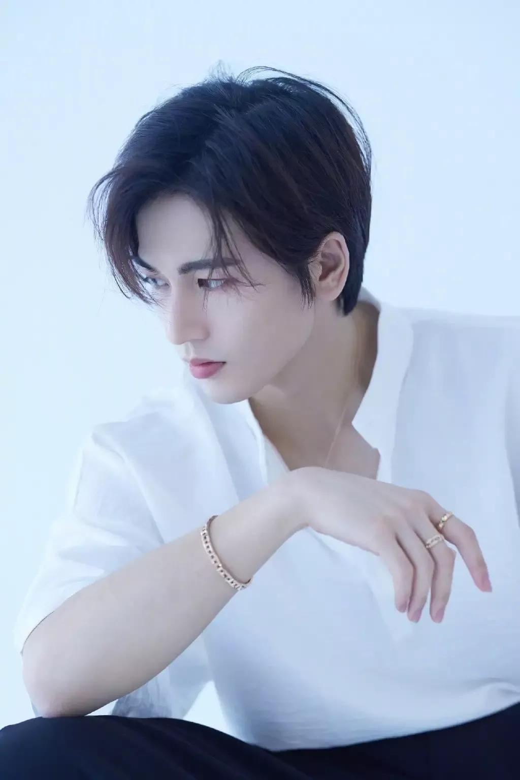 張凌赫最新潮流穿搭，引領時尚潮流新風尚