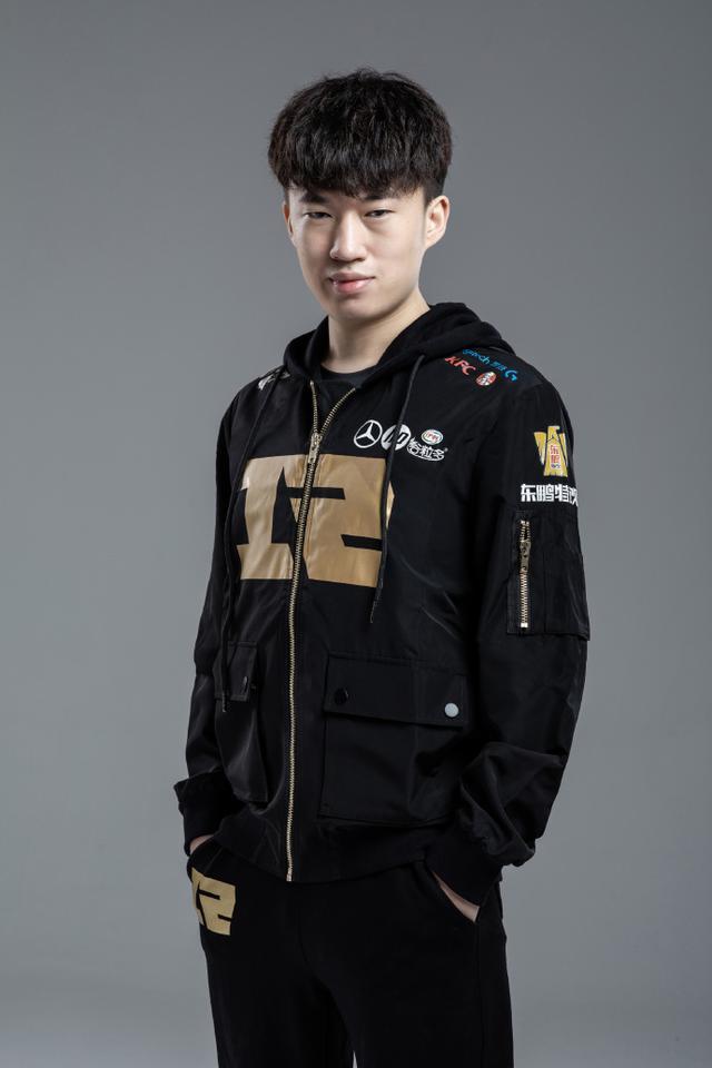 RNG新人最新動態揭秘，電競新星小明的日常趣事