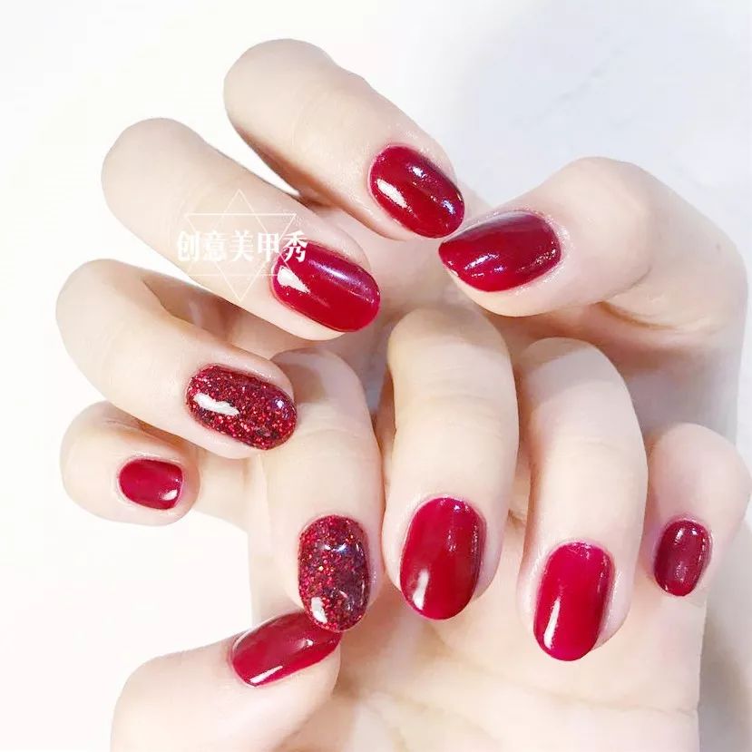 最新紅色美甲款式圖片，自然美景之旅的時(shí)尚邀請(qǐng)