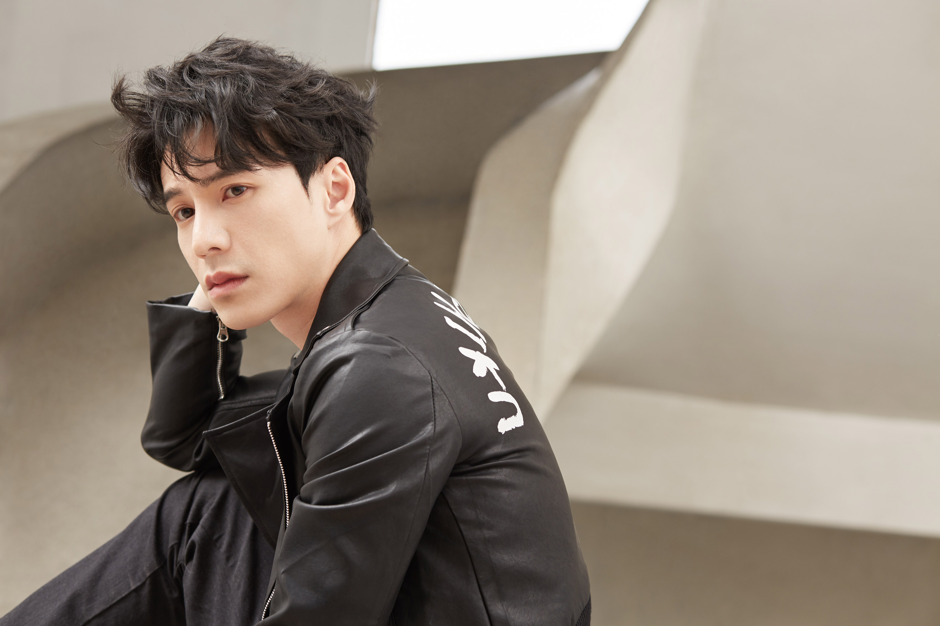 樸志晟最新穿搭風格與旅行美景的完美融合風采展示