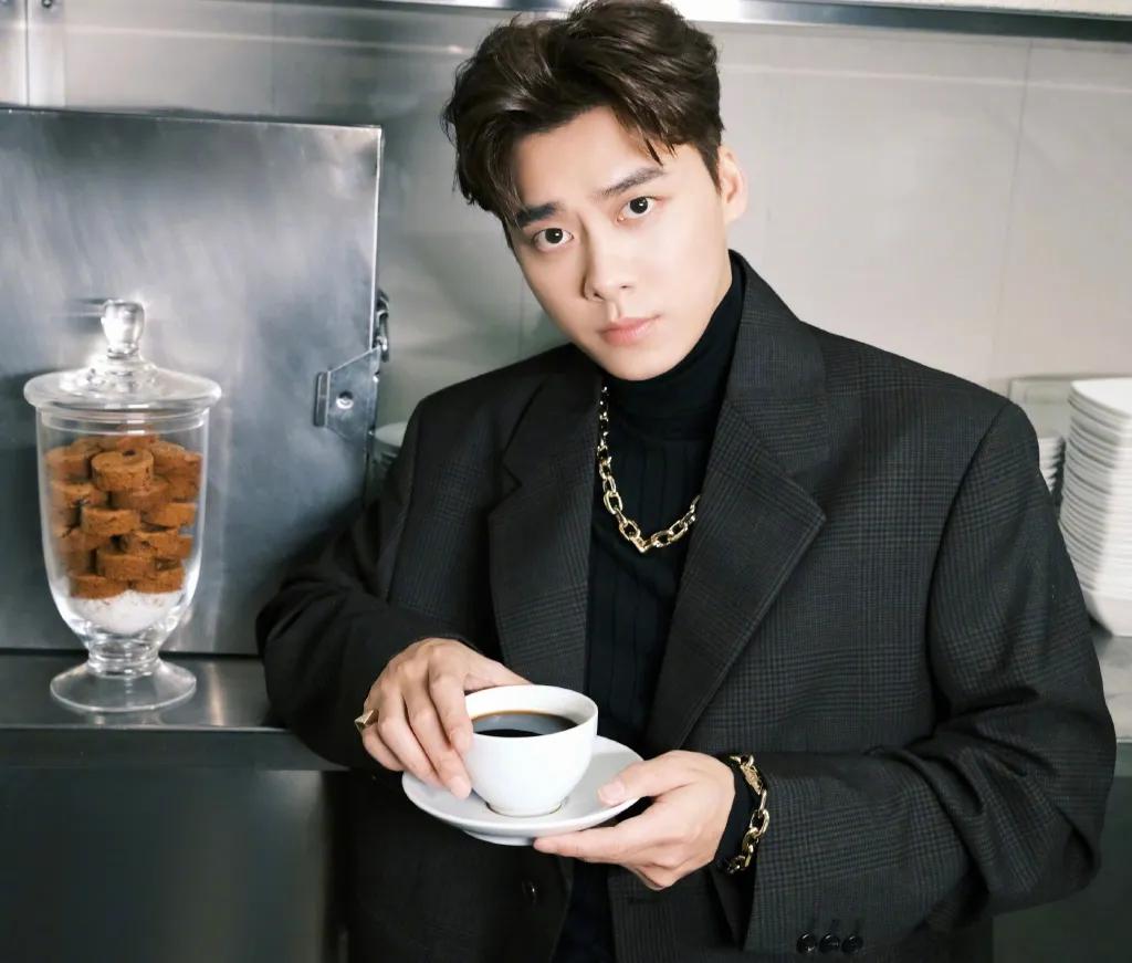 周震南最新行程揭秘，小巷深處的意外發現